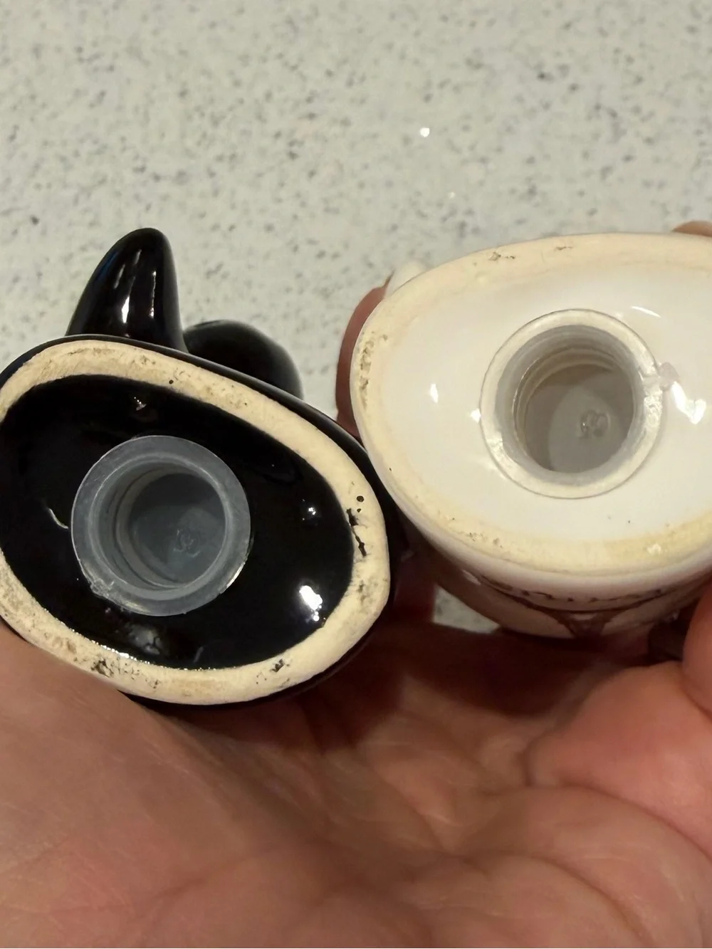 Paris embrace Ceramic Hug Salt & Pepper Shaker Set - Black and White